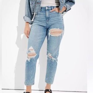American Eagle Stretch Ripped Curvy Mom Jeans • High Rise